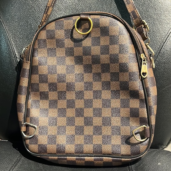 This is a two in one bag. Which could be used as a bag pack and sling. - Picture 3 of 3